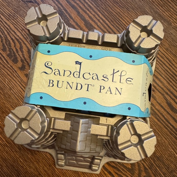 Nordic Ware Williams-Sonoma Sandcastle Bundt Cake Mold Pan Cast Aluminum 10 Cup - Picture 4 of 5